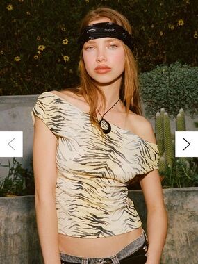 URBAN OUTFITTERS FIA OFF SHOULDER TOP✨